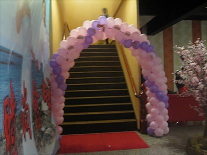 这是婚礼入口的气球拱门,很梦幻的粉红和粉紫搭配!