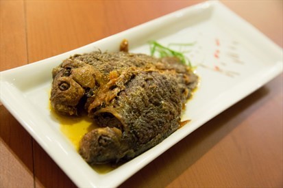 北京酥鯽魚擺盤像幅畫，讓人捨不得開動。
