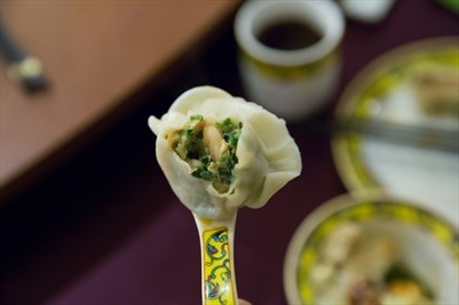 吃的到整隻蝦子的招牌老滿餃子，餐具也十分搶戲。