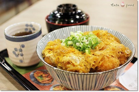 不管你喜不喜欢吃日式丼饭,看到这碗金黄喷香的「酥炸鲜鱼丼」,应该