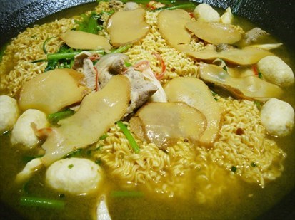 因為沒有先預約！所以以現有的食材下去煮 這算是【碗公】為小喜生日特別煮的私房料理歐！桌子轉一圈後，快見底，這魅力多大！