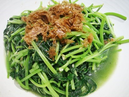 吃了那麼多魚肉，就是要來點青菜啦~超翠綠的 地瓜葉！第一次吃到上面放柴魚片，可以學起來！還滿好吃的 還有，這裡的地瓜葉可以拉好長，怎麼吃怎麼還沒結束 如果可以不要揪再一起，吃起來會比較順口