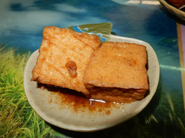 油豆腐无硬皮,内里未卤透.