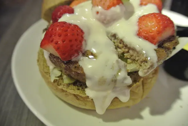 [新北新庄] 草莓竟然也可以入汉堡! 嘿堡哥美式火烤汉堡店