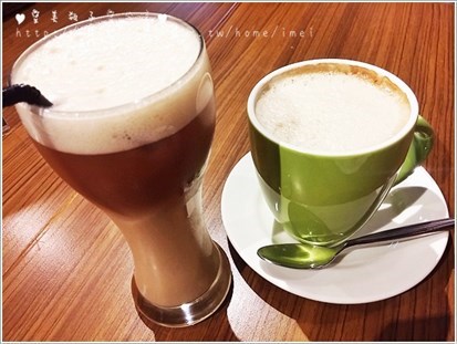 左边是冰的 【全豆饮 红茶拿铁 】,右边是热的【全豆饮 拿铁&