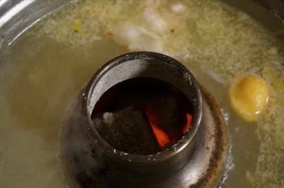 老夫子火锅加热的原理原来是里面放满了烧得红通通的炭.