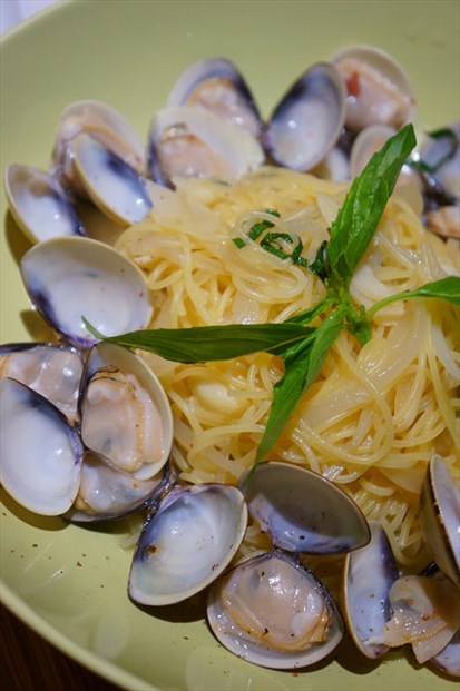 白酒蛤蜊天使细面,中规中矩的清炒类义大利面,蛤蜊够新鲜饱满也就很