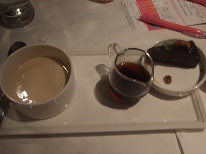 創意料理：無糖有機豆花搭配粒粒飽滿的紅豆羊羹，香濃黑糖可隨個人口味添加