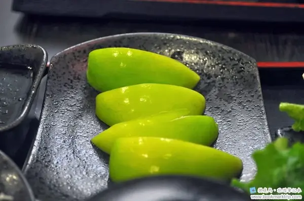 记 聚的定食烤鲜炒:限中午供应的日式定食料理      三样小菜,有黑豆