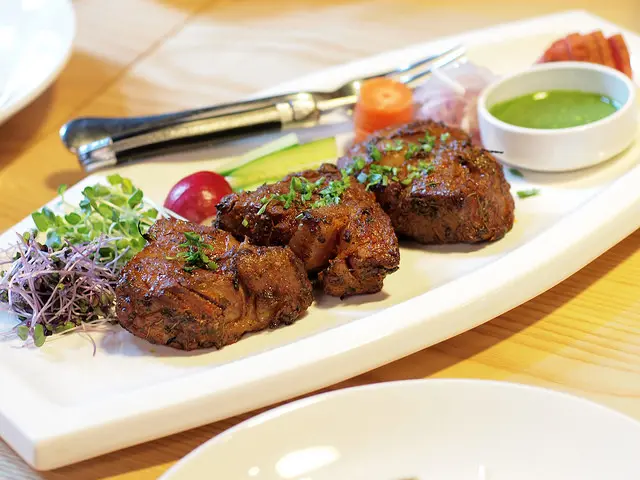 这就是印度烤牛排肉串(nt$1380 10%) 搭配许多新鲜的芽菜;樱桃萝卜