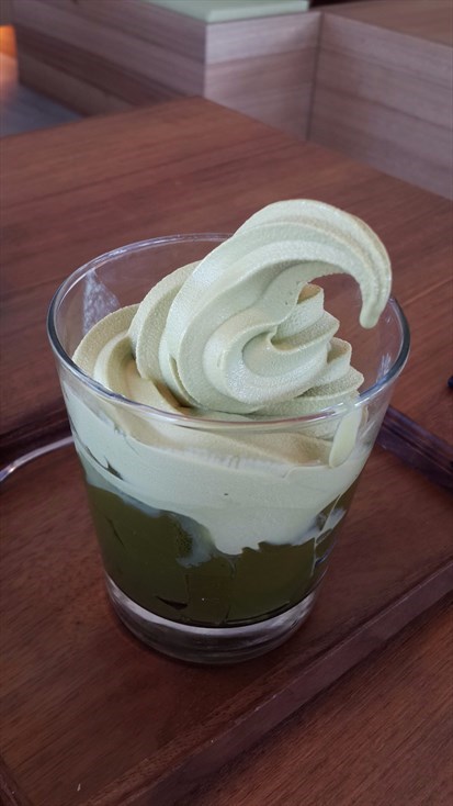 就是這種茶香味大於奶香 , 帶點苦味 超棒的, 底下的蕨餅份量也很多