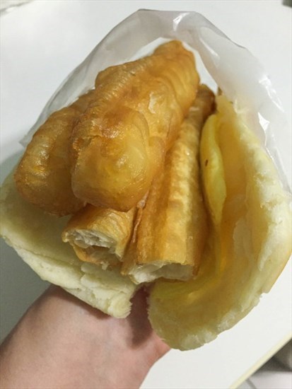 烧饼夹蛋夹油条
