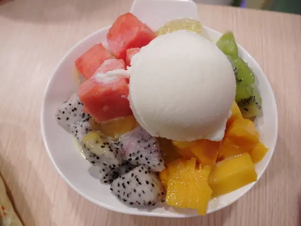 丞食中坜-低卡路里健康水果优格冰淇淋 中原夜市超高人气的天下奇冰