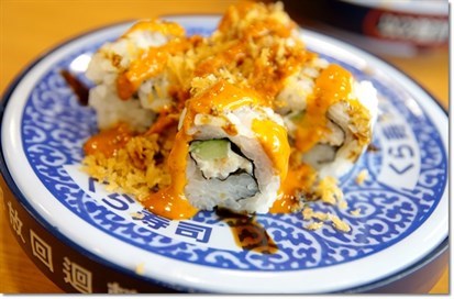 有点没fu的 【蟹肉棒沙拉军舰 nt$40】,在冰冰凉凉的蟹肉沙拉里有脆口