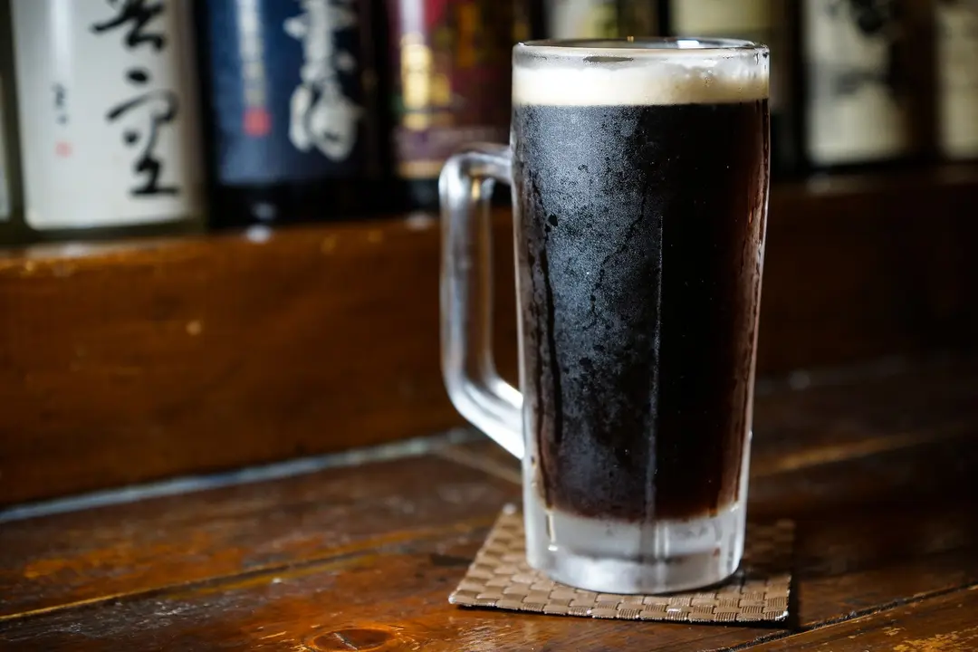 ▼黑白啤酒 $130 asahi生啤酒加上罐装黑啤酒,有生啤的