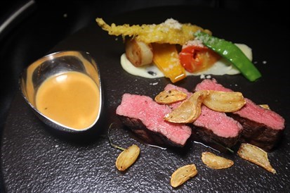 柔嫩的菲力牛排帶著滿溢的肉汁，除了搭燈籠菌菇醬汁外，也可沾撒落在盤中的夏威夷礦物火山鹽品嚐，更能嚐到肉汁的美味。