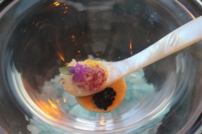 魚子醬‧鬆餅，魚子醬與鬆餅的搭配，讓魚子醬的鹹味更顯鮮明。