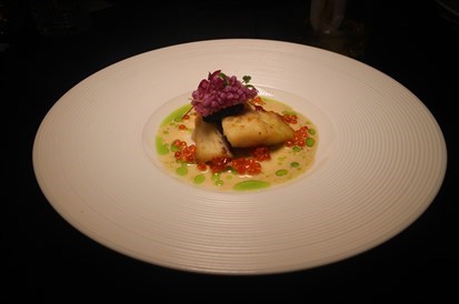脆皮海鱸魚‧韭蔥伴絲絨醬汁‧海藻風味泡泡 Sea Bass, leek and veloute sauce, seaweed emulsion；經過煎烤過的海鱸魚肉質細緻，搭配鮭魚卵品嚐，更加提昇了海鱸魚的鮮味。

